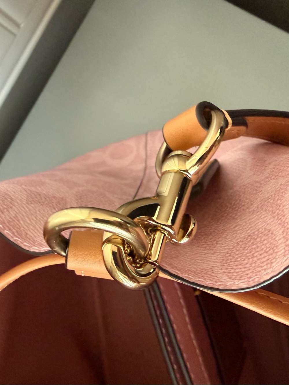 NWOT Coach Outlet Rowan bucket bag in powder pink WITHOUT tea rose charm - Picture 4 of 10